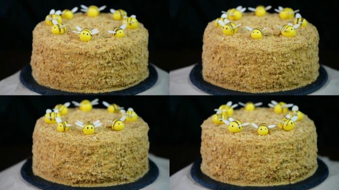 美丽的蜂蜜蛋糕装饰着奶油蜜蜂。漂亮的蜂蜜蛋糕。蛋糕上漂亮的蜜蜂，特写。