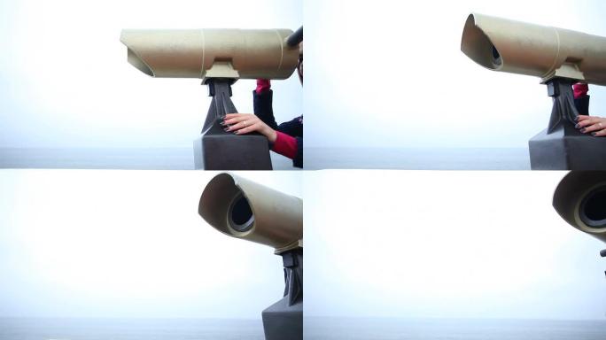 女人在海上透过旅游双筒望远镜