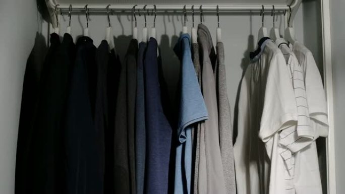 男性的衣服从房子里的衣柜里消失了 -- 停止运动