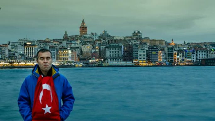 伊斯坦布尔博斯普鲁斯海峡和加拉塔塔，带土耳其国旗的人。延时