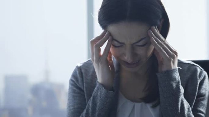 女商人在办公室头疼得厉害