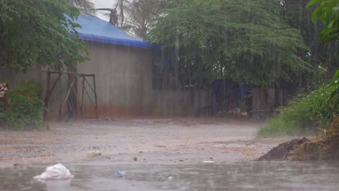 雨季小街上降下大雨