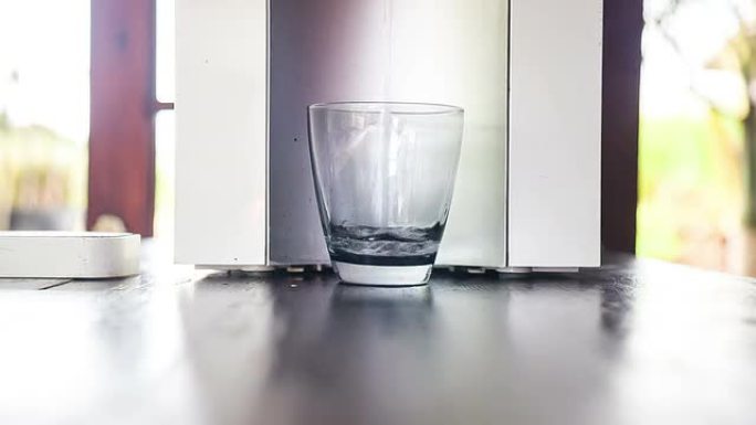 来自mashine过滤器的一杯清水