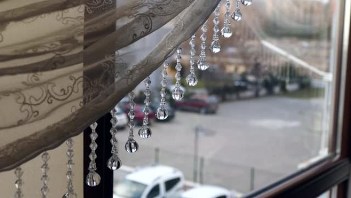 大厅窗帘和摇摆的玻璃珠，