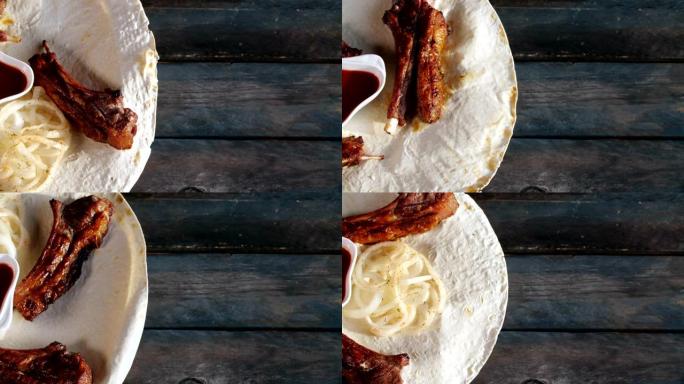 皮塔饼上的洋葱羊腰烤肉串特写。在木制背景上旋转。带有文本复制空间的俯视图