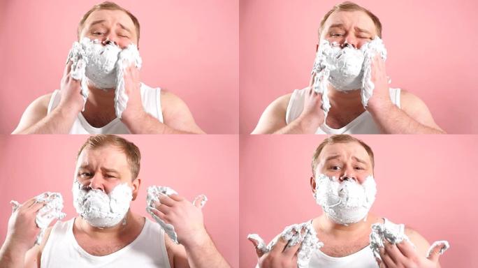 惊讶的男人脸上有剃须泡沫，新的剃须凝胶给人留下了深刻的印象，慢动作