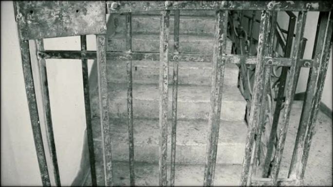 楼梯监狱-垂直的盘