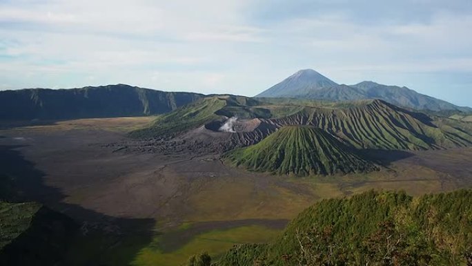 印度尼西亚爪哇Gunung Bromo火山和Cemoro Lawang村的全景