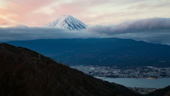 日本河口乡富士山后面移动的夜云的延时