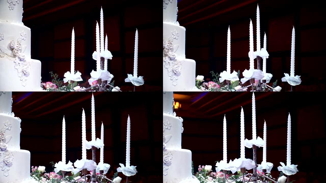 CU Dolly right: 婚礼招待会上用蜡烛装饰的漂亮婚礼蛋糕。