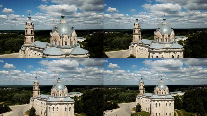 Gus-Zhelezny赋予生命的三位一体教堂的钟楼和圆顶