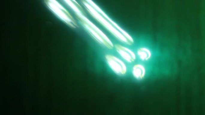 六个发光二极管灯在绿色背景上移动