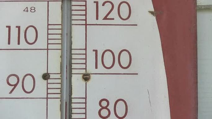 旧温度计显示100华氏特写变焦