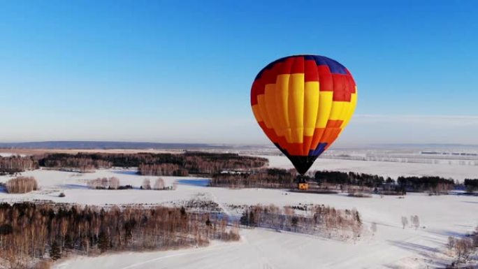 空中拍摄的人在一个明亮的大气球上飞行。