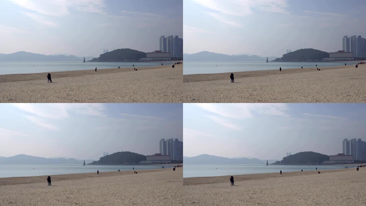 韩国釜山/2018年12月26日-美丽的海云台海滩和参观海滩的游客