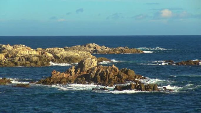 阳光明媚的日子，在布拉瓦海岸的西班牙沿海地区有许多岩石