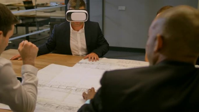 商业蒸汽，高加索人和非洲裔美国人一起工作，讨论使用虚拟现实眼镜绘制道路