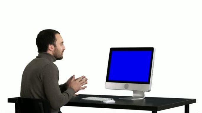 年轻的商人在计算机上进行视频通话，白色背景。蓝屏模拟显示