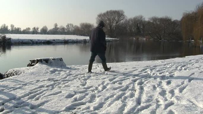 在雪地里行走的人。