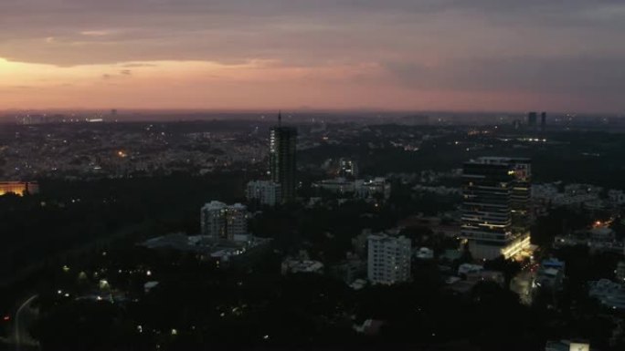 日落时间班加罗尔城市景观摩天大楼建设高空中全景4k印度