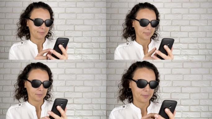 女人用针孔眼镜在智能手机上打字。