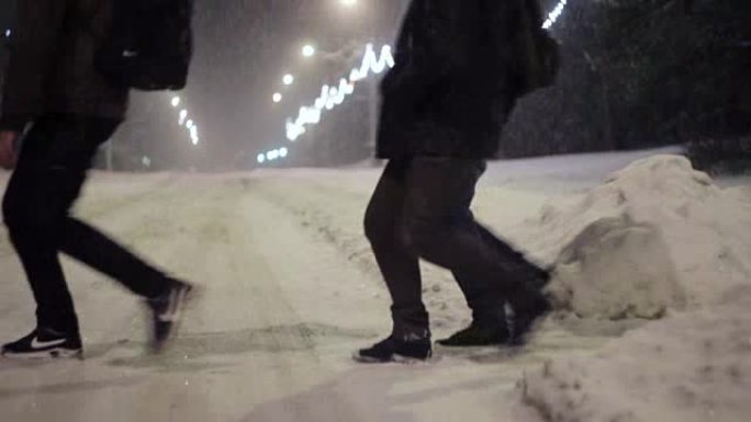 人行横道。斑马。道路被雪覆盖。人们走路
