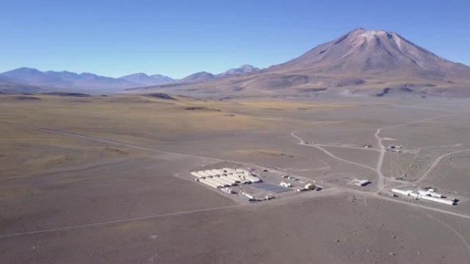 航拍镜头。在圣佩德罗火山田野的安第斯山脉内的智利altiplano的3,500多个masl的地热营地