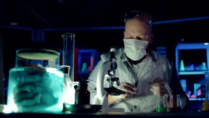 化学家通过显微镜观察，在移液管中拾取试剂并滴到玻璃上。在化学实验室进行经验。