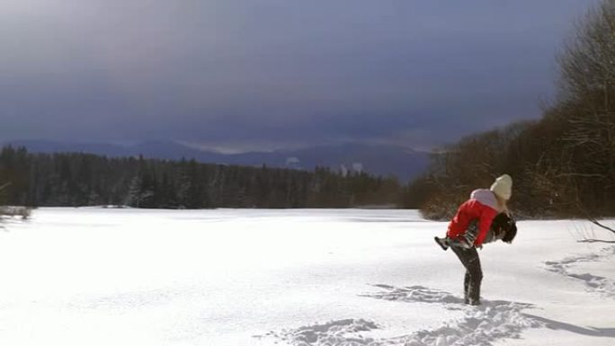 妈妈和儿子在雪地里玩耍