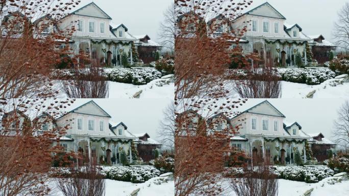 在美丽的下雪天拍摄木屋的电影。中间的寂寞房子在寒冷的冬天里经受着降雪的影响。冬季仙境