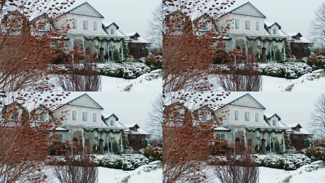 在美丽的下雪天拍摄木屋的电影。中间的寂寞房子在寒冷的冬天里经受着降雪的影响。冬季仙境