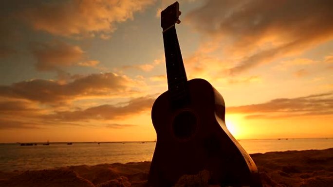 夏威夷概念，日落时海滩上的夏威夷四弦琴