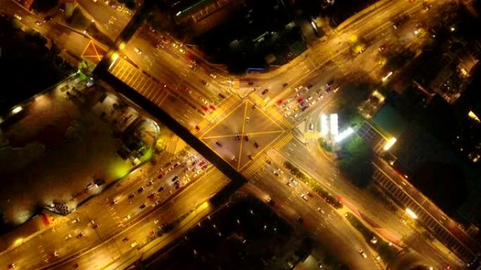 高速公路交叉口鸟瞰图形状字母x十字在晚上。交通概念中的桥梁、道路或街道。马来西亚吉隆坡市中心城市建筑