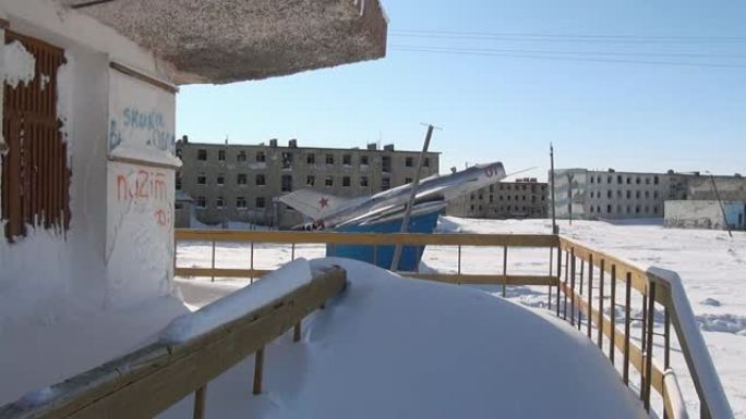 在一个废弃的荒芜的城市煤矿中，被摧毁的无人居住的文化房屋。