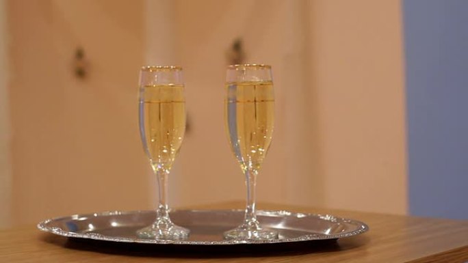 两杯香槟站在桌子上