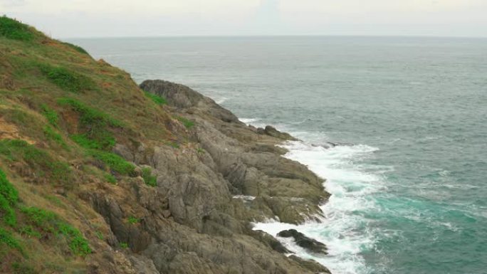 悬崖的风景。碧绿的海洋环绕着一个热带岛屿