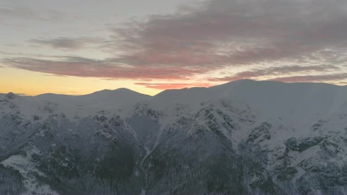 在保加利亚中部巴尔干国家公园，阳光明媚的冬天，傍晚的黎明，在巴尔干山脉的博特夫峰的白雪皑皑的无人机射