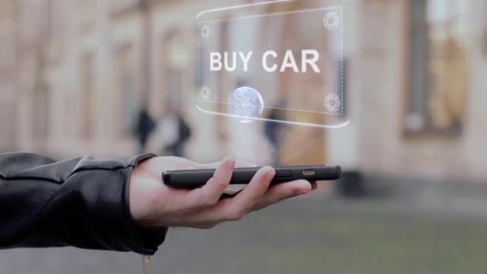 男性在智能手机上展示概念HUD全息图购买汽车
