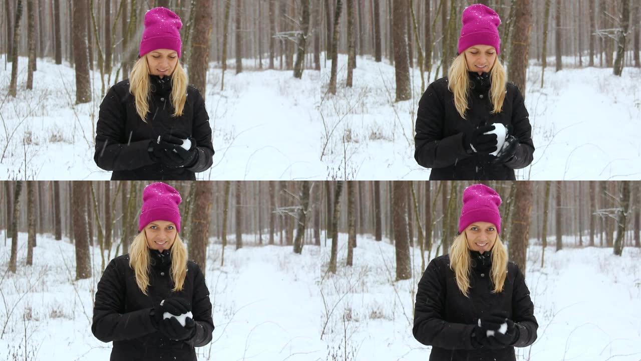 年轻的自然美女在户外白雪皑皑的森林里玩雪。