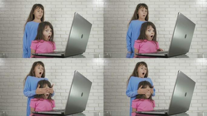在电脑前吓唬孩子。