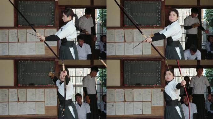 日本弓箭手瞄准并释放她的箭