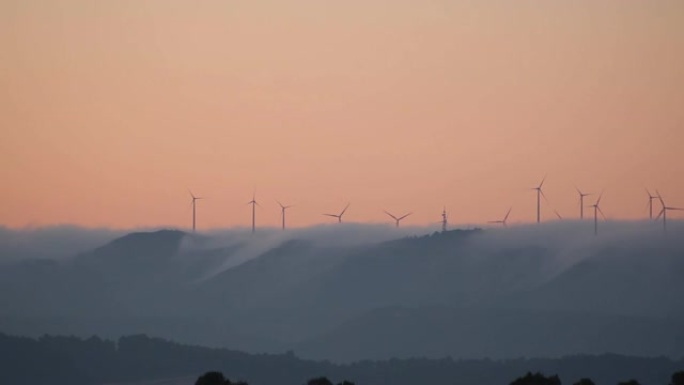 西班牙巴塞罗那省的风力涡轮机和雾