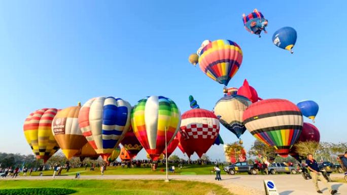 在清莱的年度节日上，热气球在天空中飞行的时间流逝