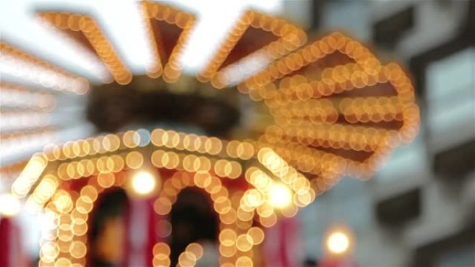 旋转的圣诞节灯将焦点放在德国圣诞节市场摊位上