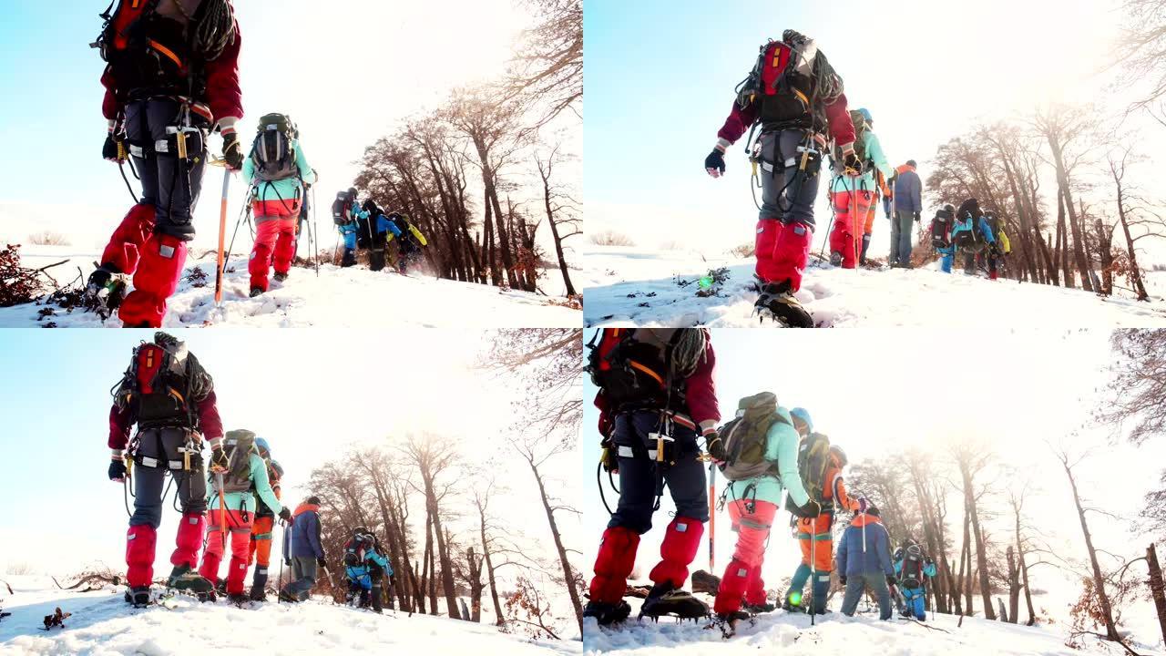 装备精良的登山者在大雪中相互跟随，从后面可以看到风景。