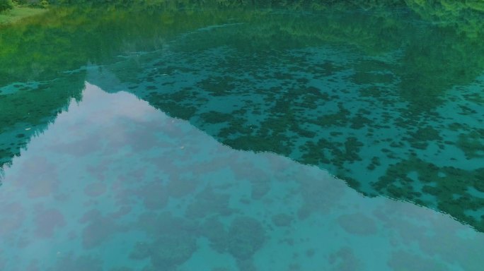 航拍九寨沟蓝绿色湖水