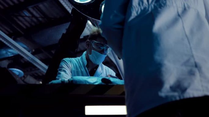 科学家外科医生正在进行尸检。医生们穿着白袍和眼镜，一个实验室操作单位。