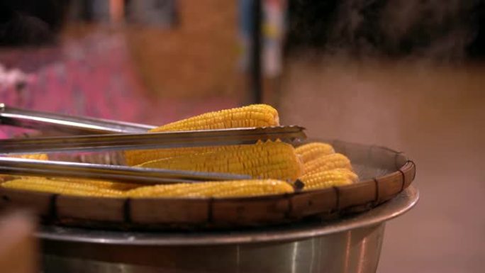 一盘新鲜的甜有机玉米蒸即食。桌上准备好的煮熟的甜玉米