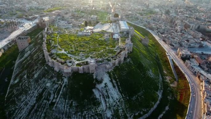 日落下美丽的阿勒颇城堡鸟瞰图。这是一座了不起的叙利亚纪念碑。