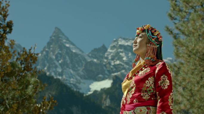 藏族姑娘高山上遥望远方
